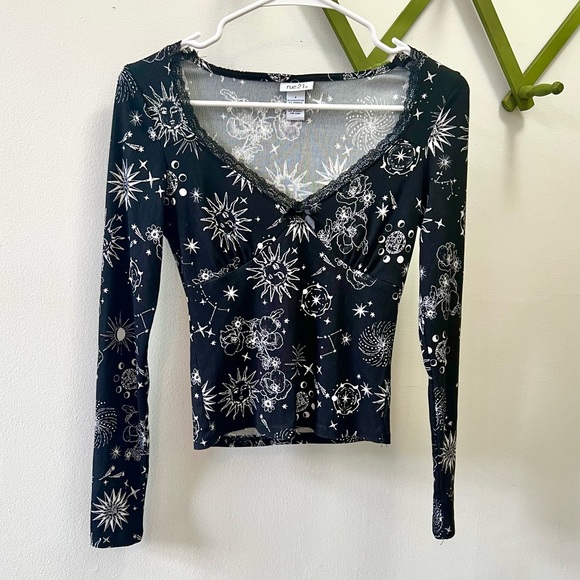 Rue21 Tops - Early 00s Vintage 🌖 Rue21 Celestial Print Lace Trim Top